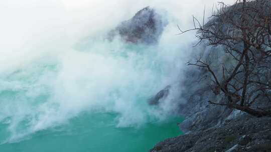 火山旁的酸性湖