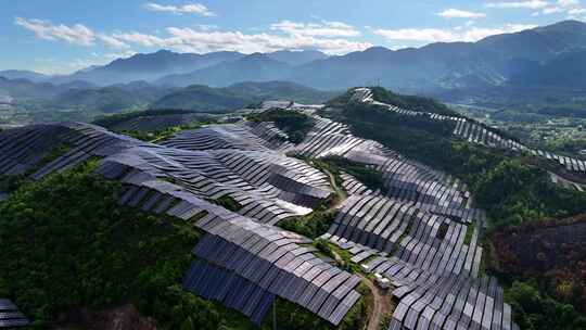 航拍山上光伏太阳能电池板