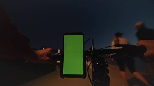 山地车上放着一个绿幕智能手机视频素材模板下载