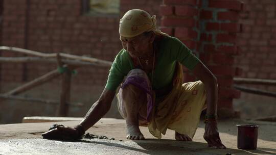 印度女人在做体力劳动