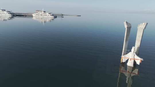 青海青海湖湖面雕像游轮航拍4K视频