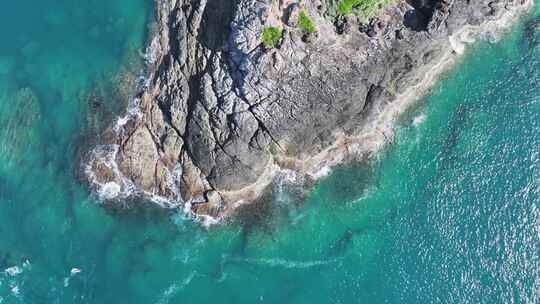 海浪拍打礁石大海浪花礁石