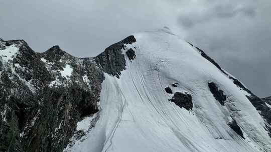 航拍四川甘孜贡嘎山卫峰乌库楚雪山风光