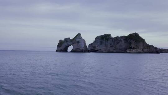 海洋中有拱门的岩石