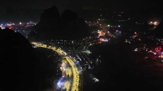 城镇农村夜景烟花盛放的绚丽景象