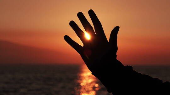 海边夕阳手指漏光拍摄自然风景