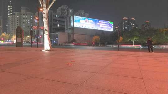 上海浦东新区世纪大道陆家嘴夜晚人流车流夜视频素材模板下载