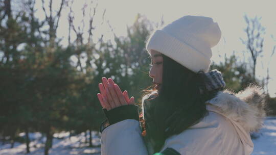 雪地里的幸福青年情侣