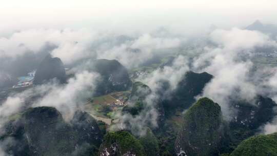 航拍烟雨桂林喀斯特地貌