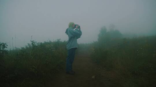 女人站在雾里拍照视频素材模板下载