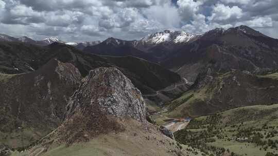 G214唐蕃古道青海囊谦高原公路航拍风光