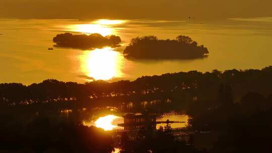4K航拍清晨的西湖 波光粼粼的金色水面