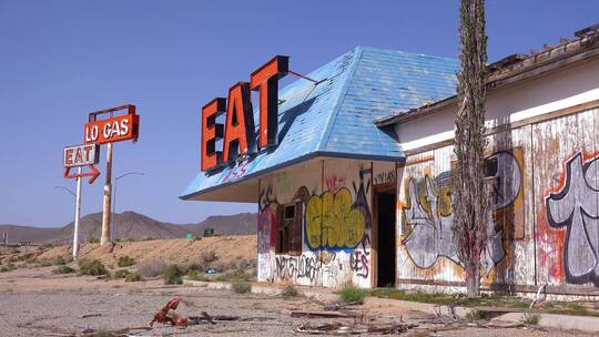 废弃的加油站和餐馆