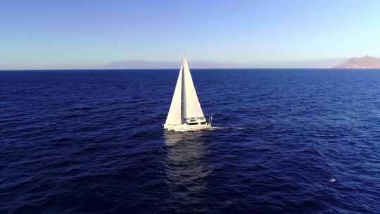 白色帆船在海面海南三亚旅游风景海岸