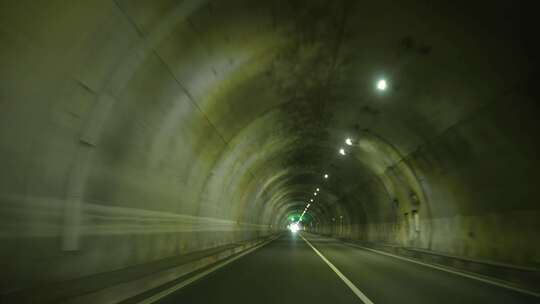 汽车高速公路行驶进入隧道开车视角行车视角视频素材模板下载