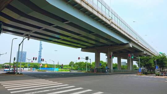 红绿灯路口夏日中午车流延时