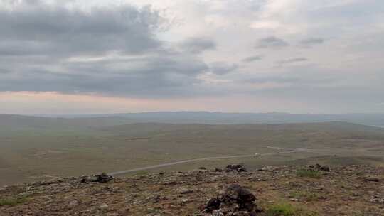 内蒙古乌兰察布草原火山口风景