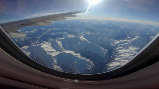 飞机舷窗外雪山风景