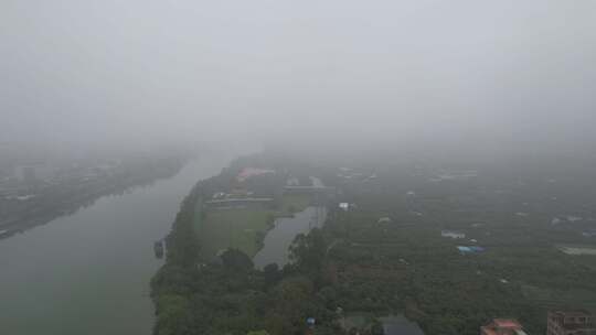 春天烟雨下的河流航拍