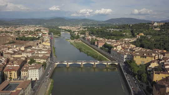 佛罗伦萨阿诺河上的格拉齐桥鸟瞰图
