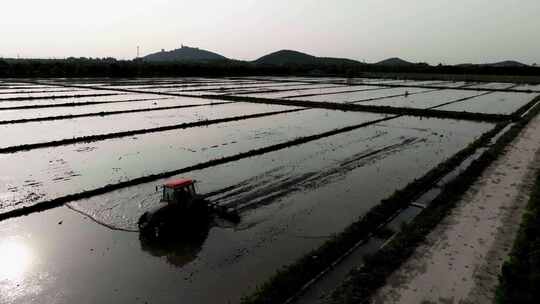 农村现代农业机械化犁地航拍