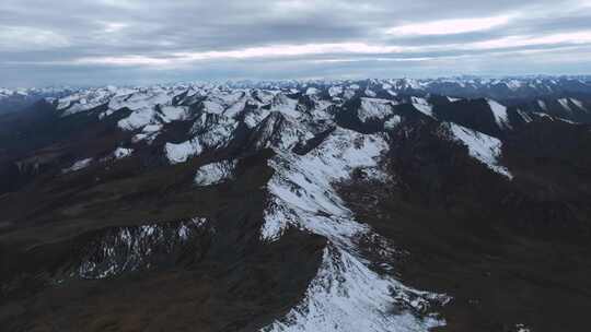 四川甘孜冷嘎措附近与贡嘎雪山