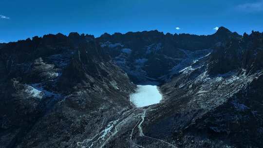 高山湖泊间蜿蜒道路的自然风光