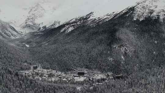 从空中俯瞰Dombay雪山洞穴和小镇景观