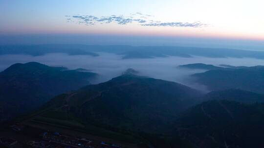 黄土高原晨雾笼罩整个沟壑
