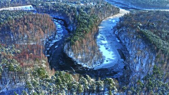 冬天结冰的河流和森林航拍