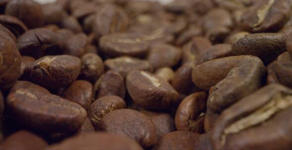 跟踪咖啡豆的特写镜头