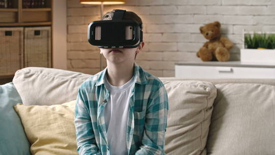 男孩戴着VR眼镜感受