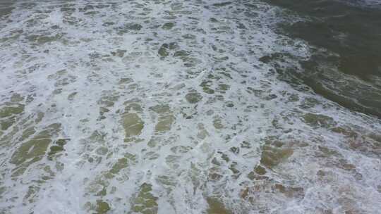 沙滩上的波浪和白色泡沫