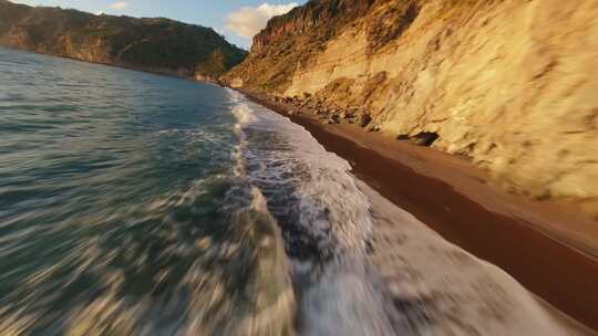 FPV穿越机无人机航拍海浪冲击海滩海岛日落