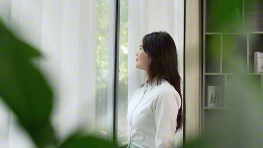 女生惬意生活阳光窗外