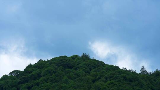 乌云从山头飘过