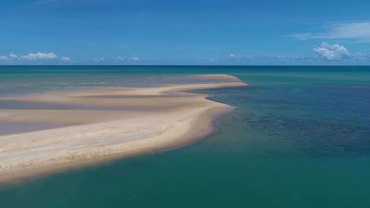 巴西巴伊亚州Caraiva海滩附近的Corumbau海滩。夏季海滩场景