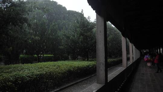 泉州开元寺大雄宝殿走廊石柱雨天雨景雨滴