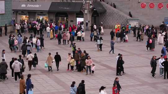 西安钟楼旁街道人流景观