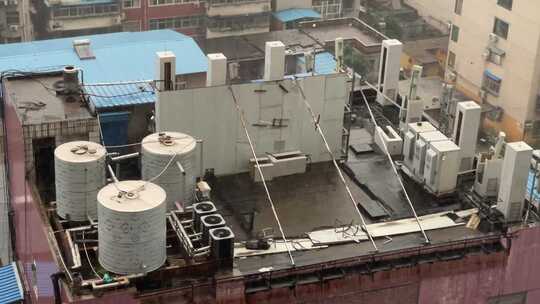 房楼顶空调机组水箱通风机发电机组暴雨视频素材模板下载