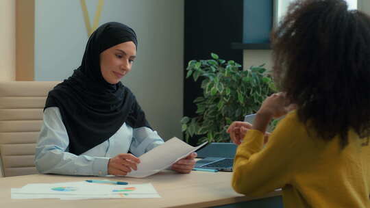 阿拉伯穆斯林伊斯兰妇女戴头巾女投资者雇主视频素材模板下载