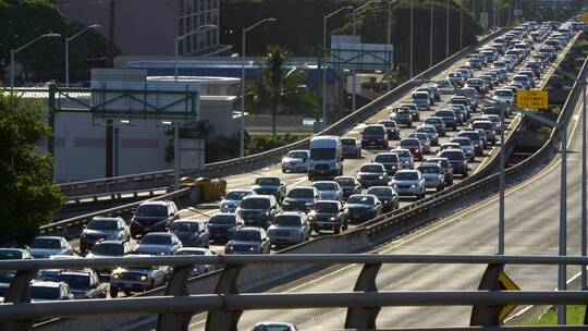 航拍夏威夷檀香山高速公路上拥挤的交通