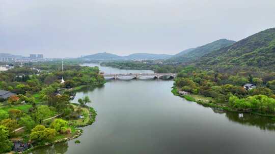 航拍春雨迷蒙下的江苏无锡蠡湖国家湿地公园