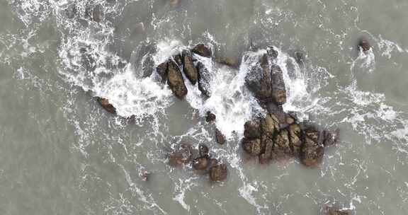 俯拍海浪拍打礁石海面景象