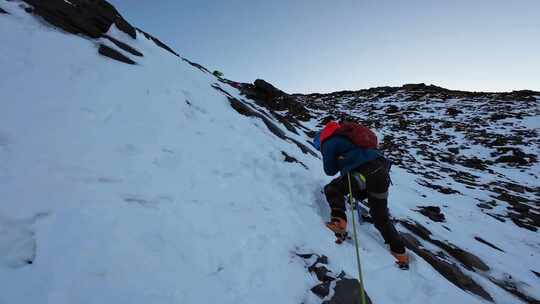 攀登四川岷山山脉主峰雪宝顶的登山者