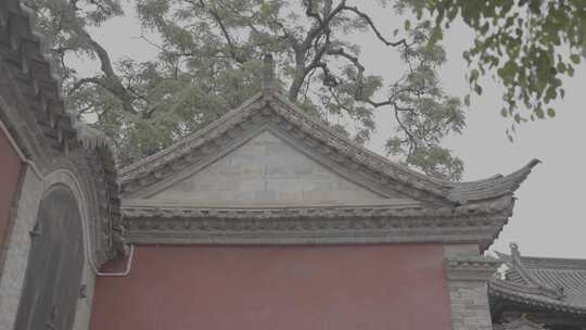 云南石屏文庙墙边三角形瓦房房顶