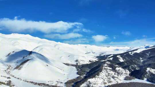 壮丽雪山风景，白雪覆盖绵延群山