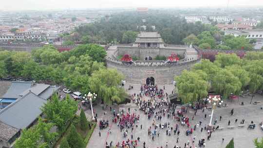 古建筑前传统仪式活动场景