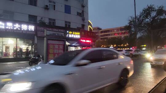 夜晚城市马路商场汽车购物广场