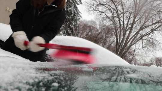 一个人从车里除雪的特写镜头